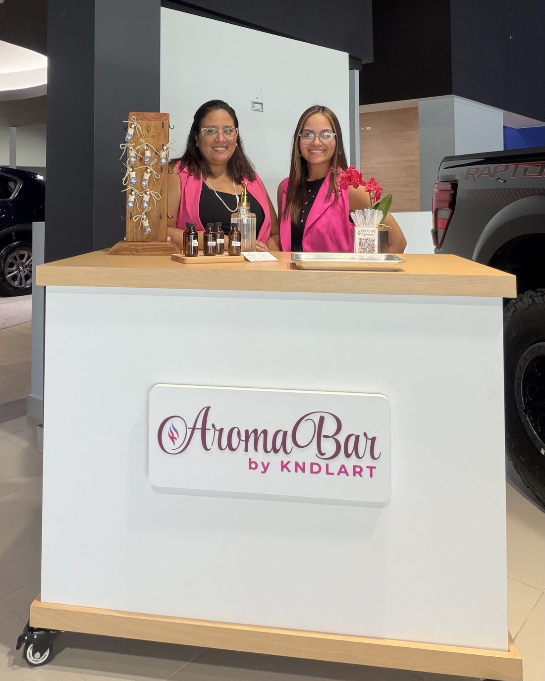 El equipo de Aroma Bar by KNDLART en su estación
