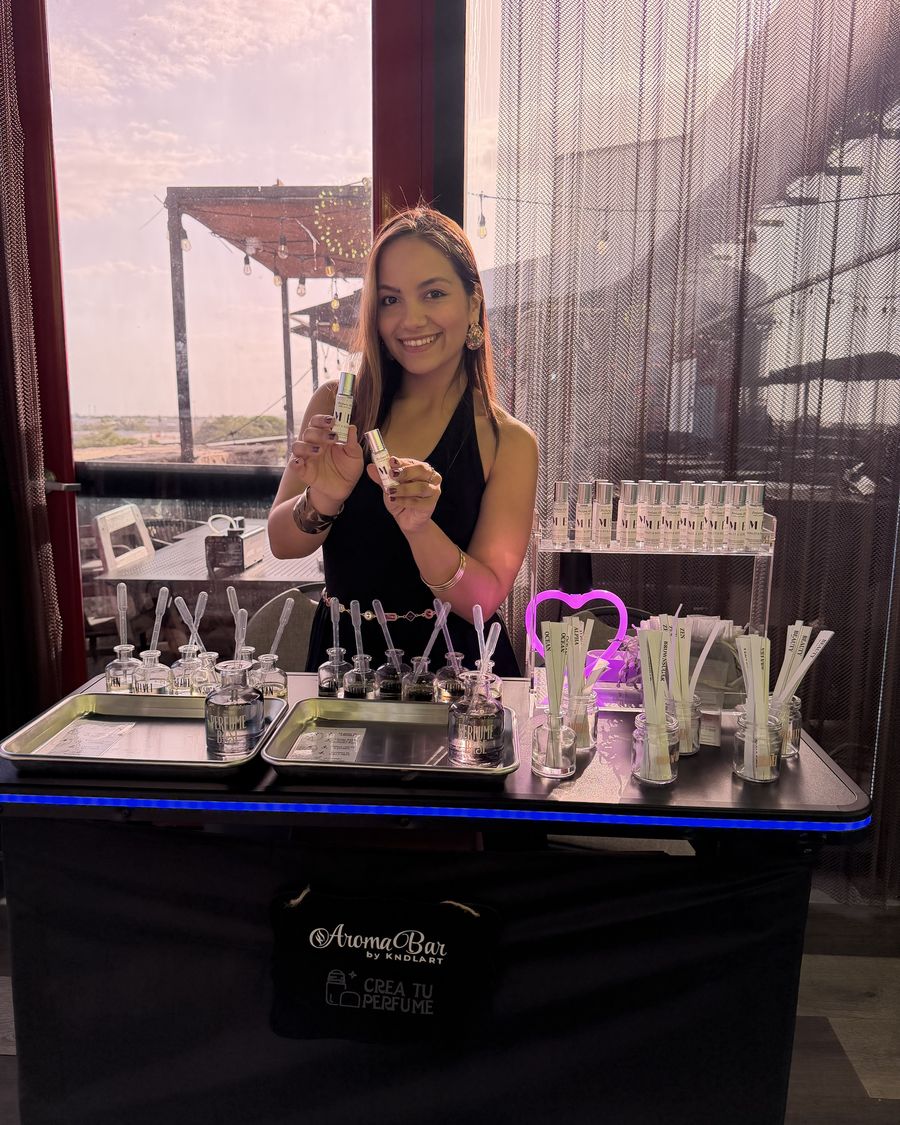 Invitados creando su perfume en el Perfume Bar