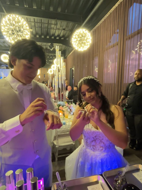 Novios creando su perfume en su boda