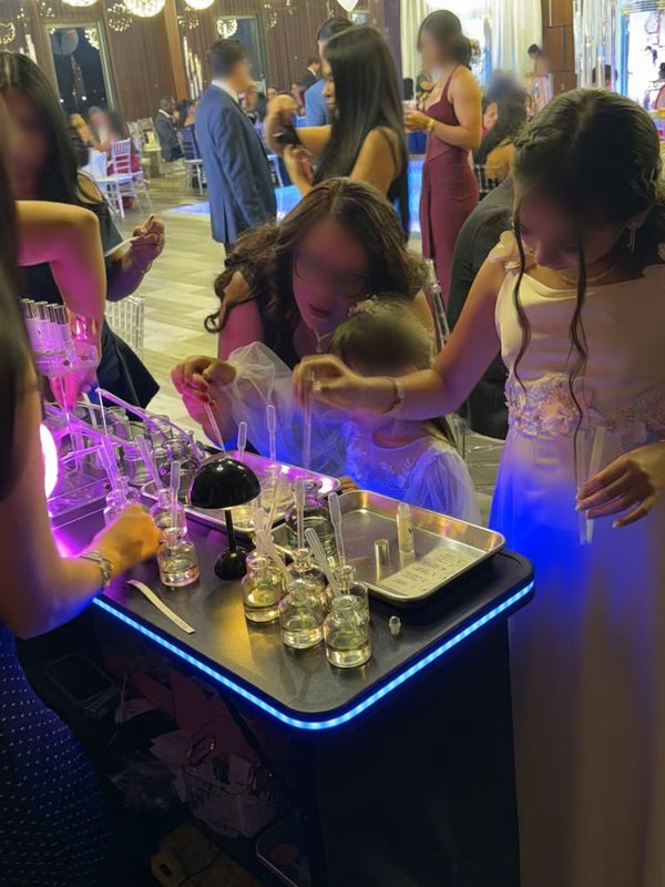 Invitados de una boda creando perfumes en el Aroma Bar