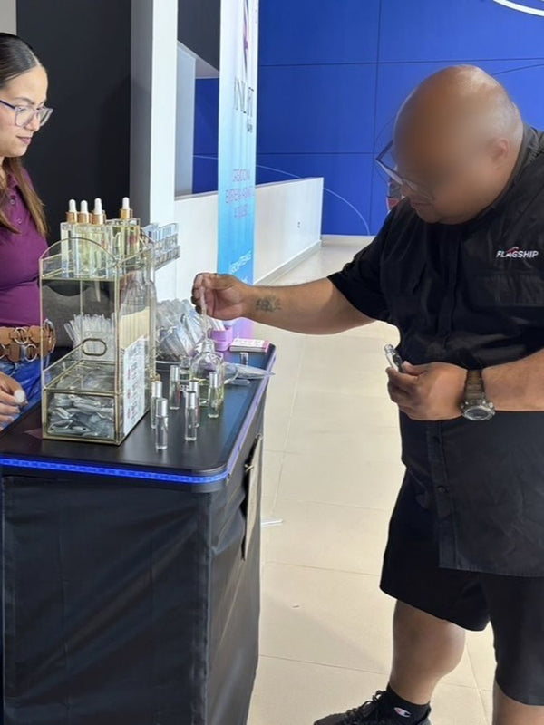 Invitado creando su perfume en un evento corporativo