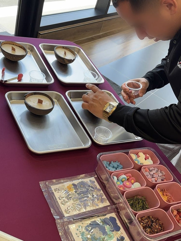 Invitado decorando su vela en un Candle Bar corporativo